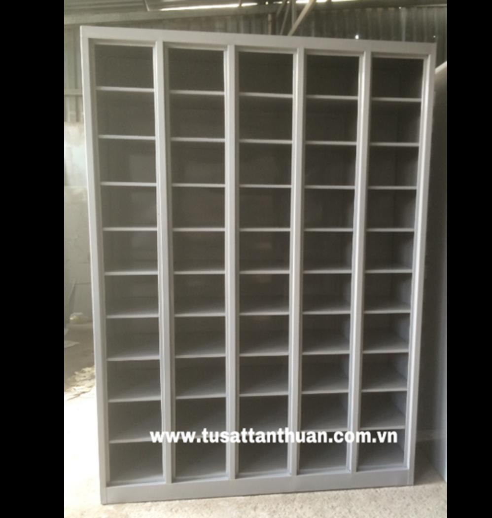 Kệ sắt 56 ngăn được sắp xếp gọn gàng, thể hiện khả năng tối ưu lưu trữ hồ sơ và phân loại tài liệu