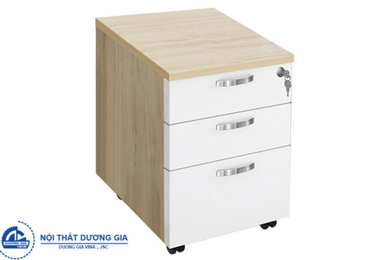 Tay nắm cong bằng nhôm độ bền cao, giúp thao tác mở ngăn kéo của Hộc gỗ HG02C trở nên dễ dàng hơn.