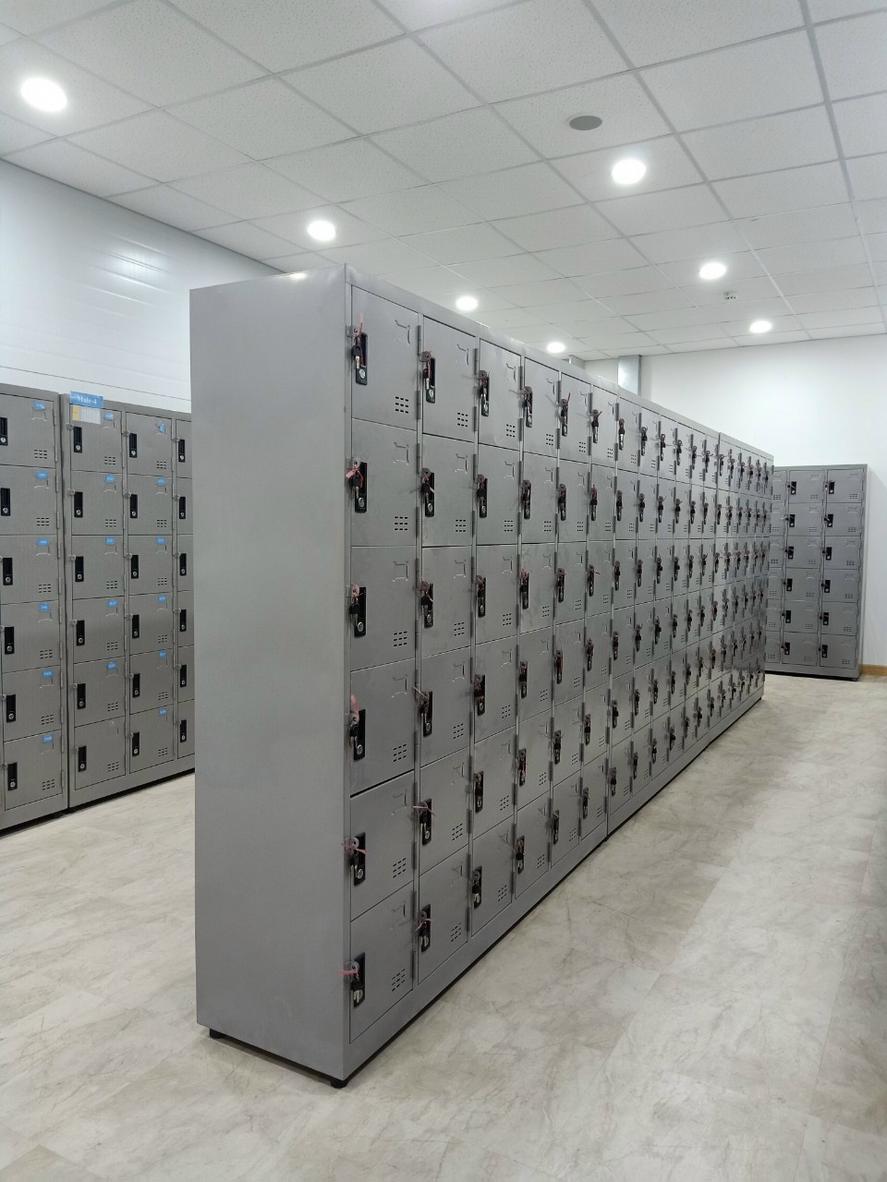Khóa locker liền tay nắm kèm tai móc giúp bảo mật tối đa cho từng ngăn.