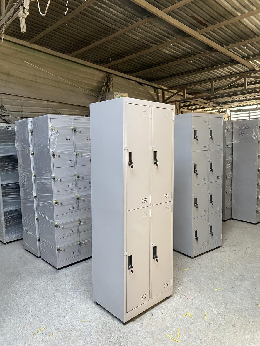 Mỗi ngăn trang bị khóa liền tay nắm và tai khóa móc để gắn khóa cá nhân.