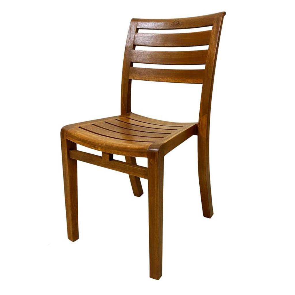 Hình ảnh thực tế bộ bàn ghế Fansipan Valley đặt trong ban công nhỏ, tạo cảm giác ấm cúng và tiện nghi.