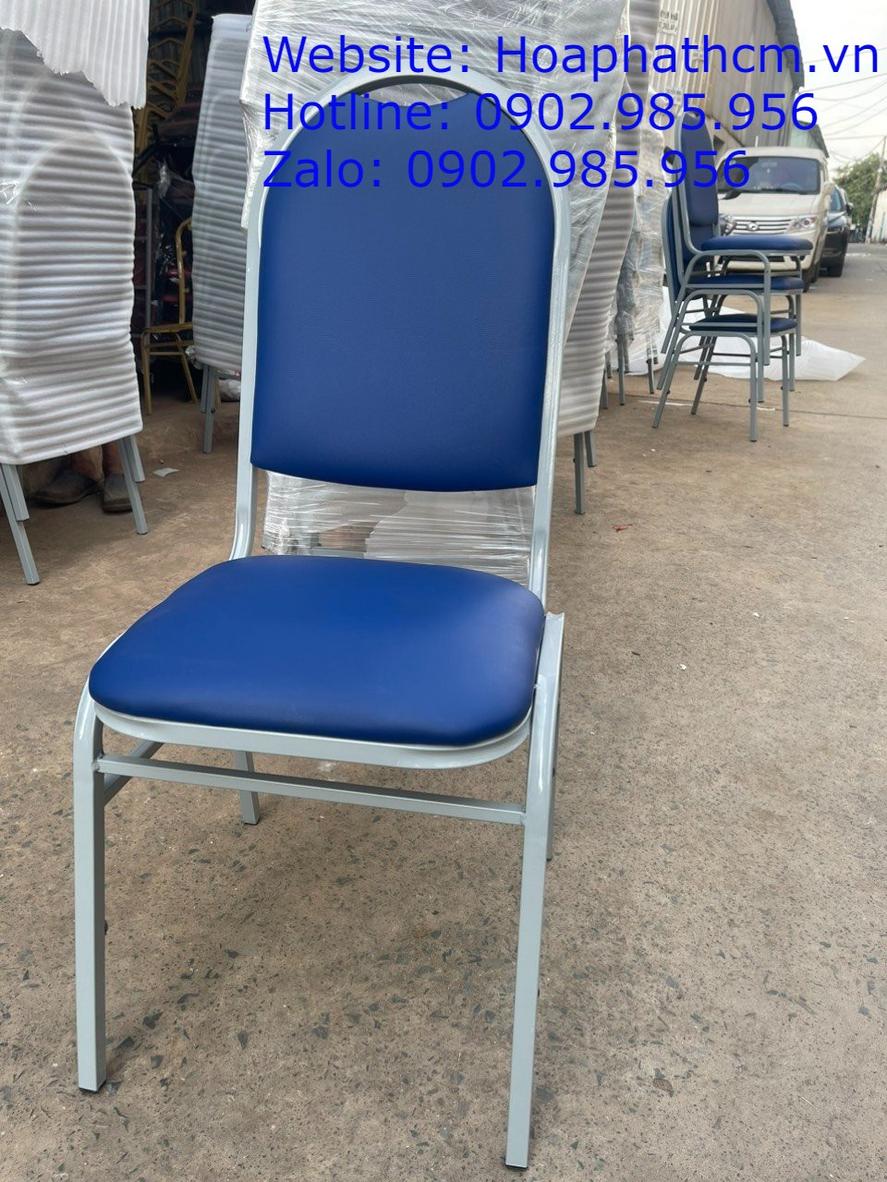 Bàn viết hợp kim nhôm cao cấp dễ dàng lật mở cho các buổi họp và giảng dạy.