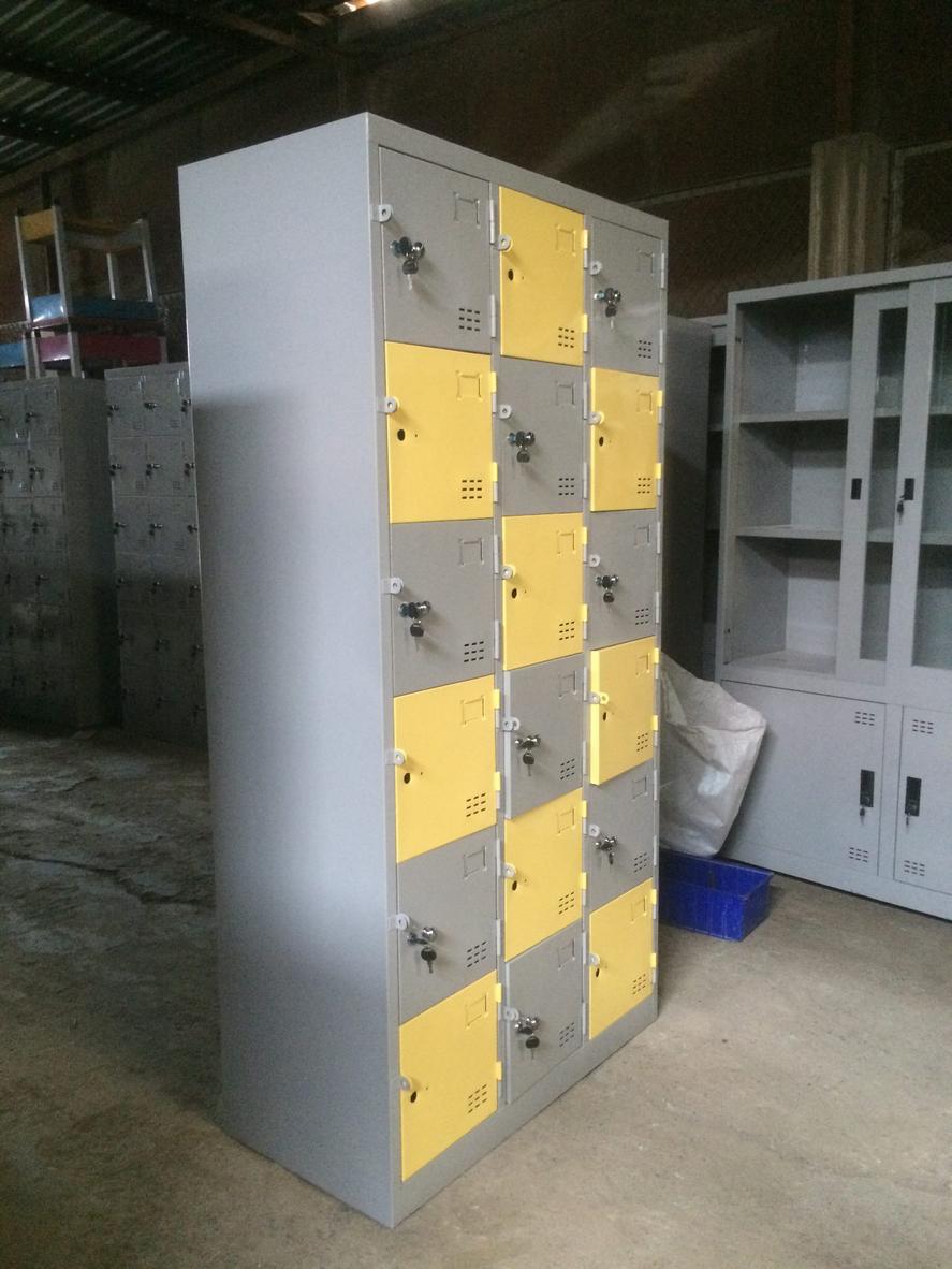 Bảng tên cá nhân dập nổi giúp nhận diện dễ dàng.