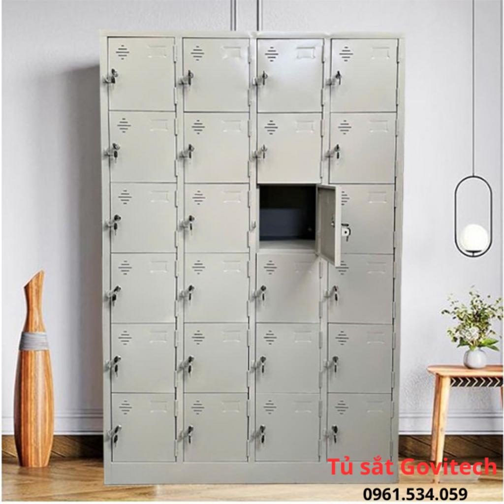Ảnh chi tiết bảng tên nhân viên trên cánh cửa tủ locker.