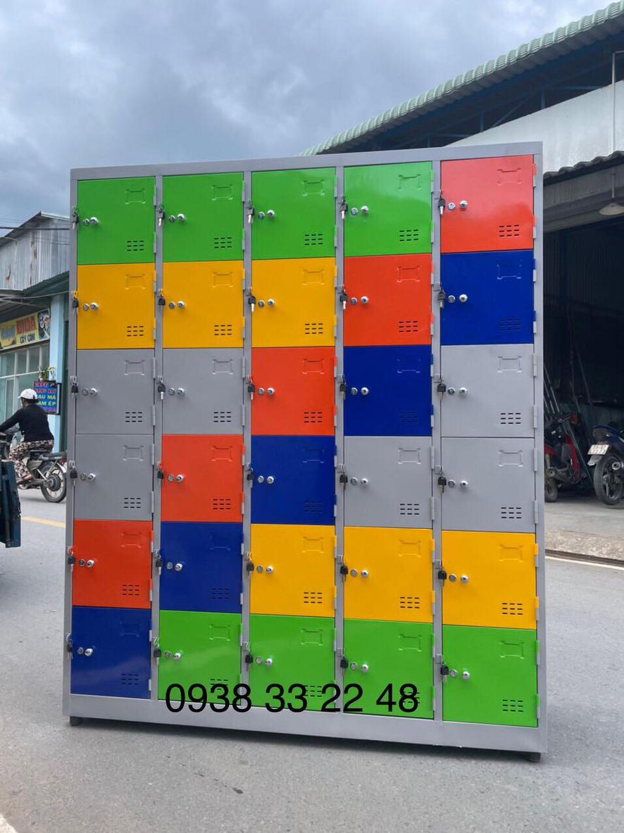 Bảng tên và lỗ thông gió giúp nhận diện cá nhân và giữ tủ luôn thông thoáng.