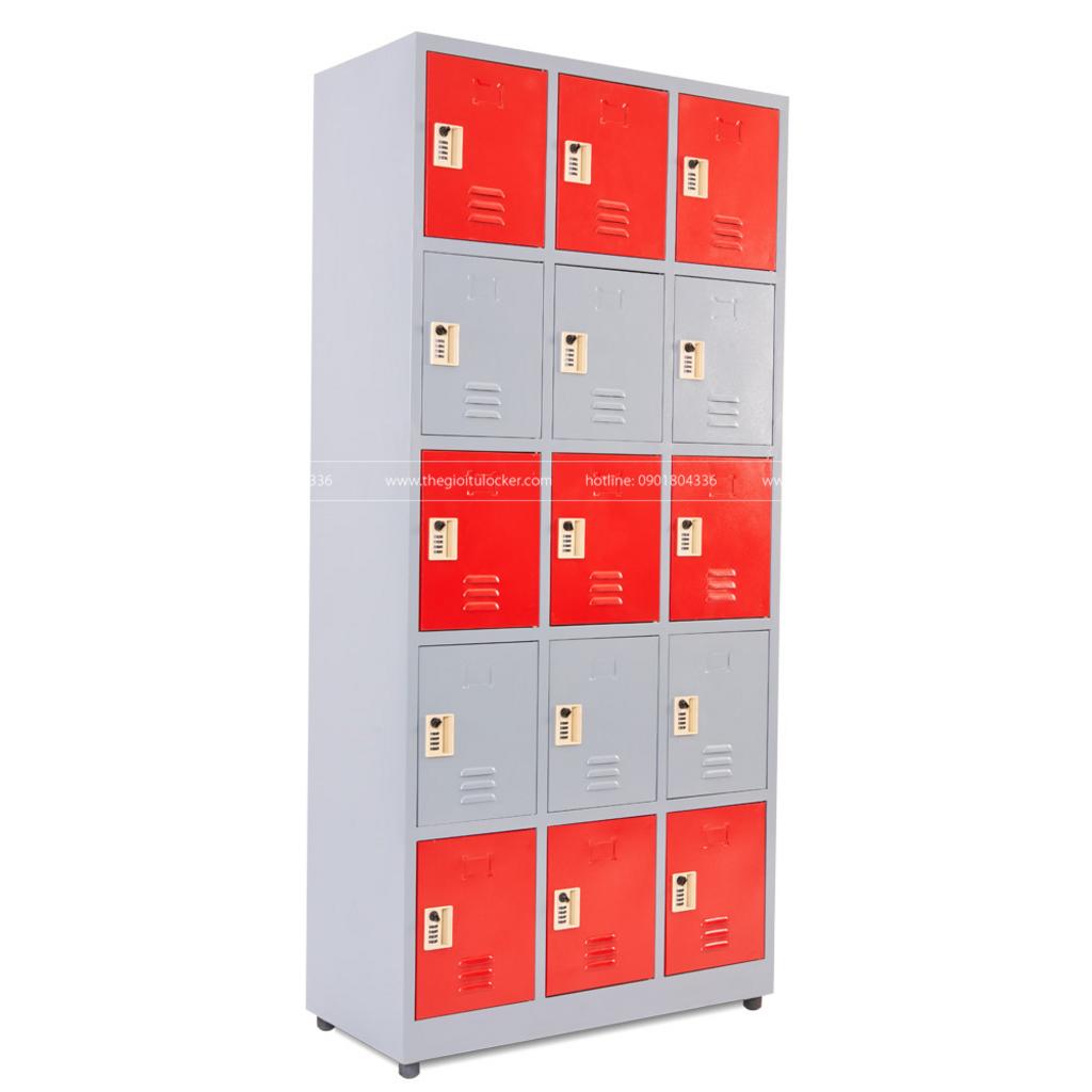 Bảng tên và lỗ thông gió trên cánh cửa giúp quản lý cá nhân tiện lợi và chống ẩm hiệu quả.