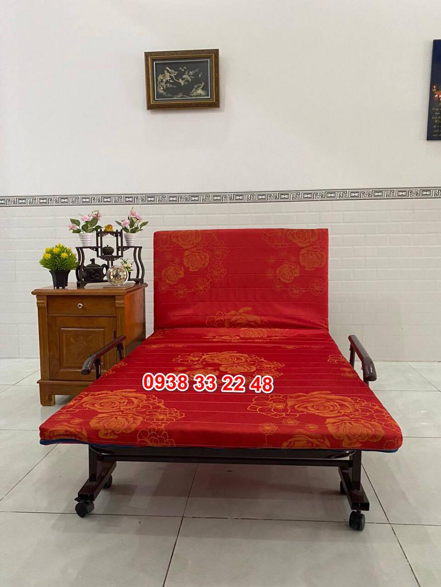 Bánh xe có chốt an toàn giúp giường di chuyển thuận tiện và được cố định chắc chắn.