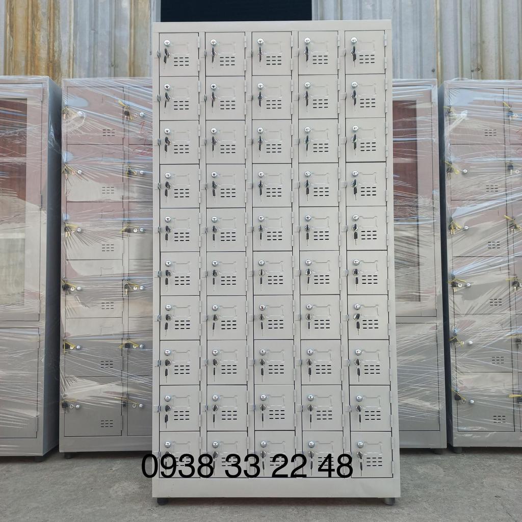 Mỗi ngăn có khóa liền tay nắm và tai móc — bảo mật cá nhân hiệu quả.