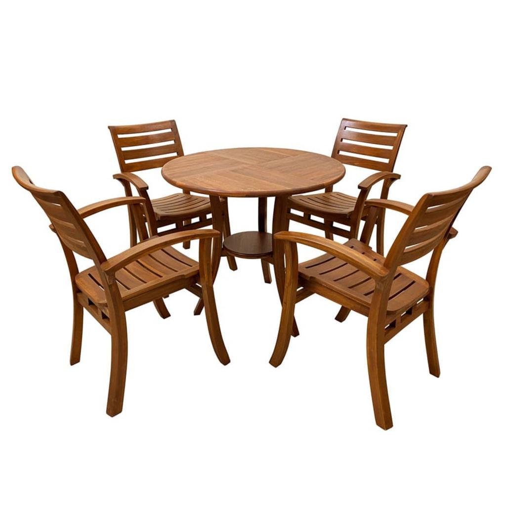 Bề mặt bàn được phủ dầu chống tia UV giúp bảo vệ sản phẩm trước ánh nắng và thời tiết khắc nghiệt.