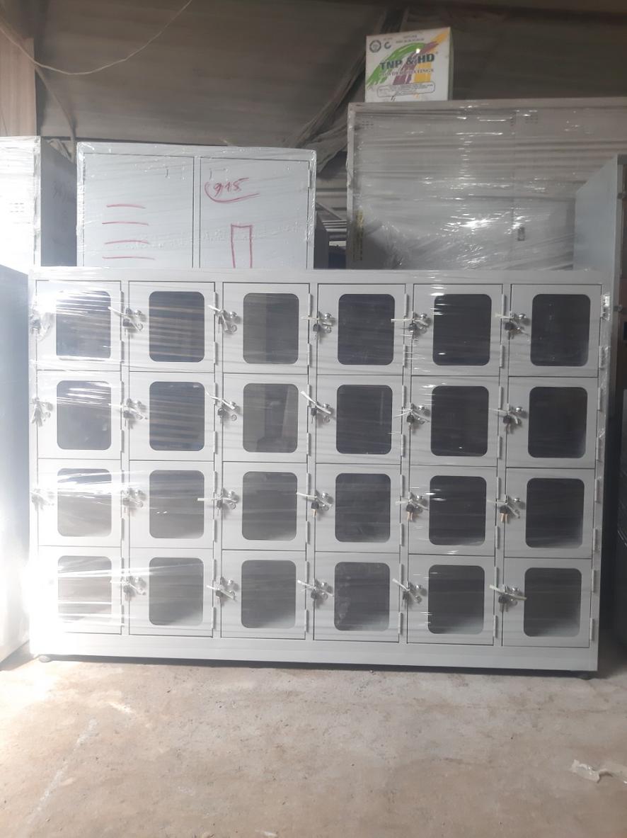 Vật liệu sắt tole dày và sơn tĩnh điện giúp tủ chịu va đập, chống gỉ và ít cần bảo trì.