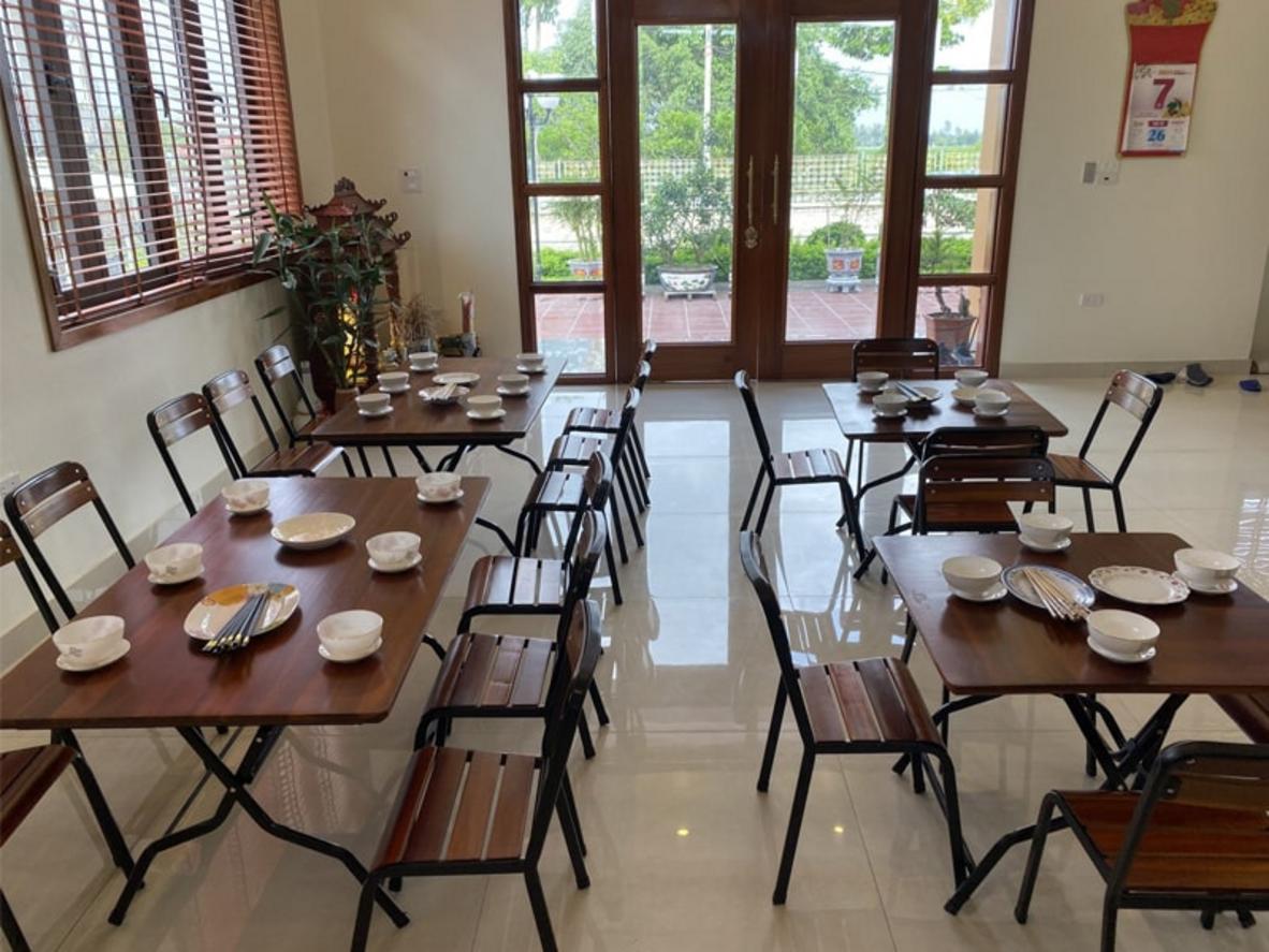 Bộ bàn ghế nhỏ gọn, đồng bộ, tối ưu cho quán ăn nhỏ.