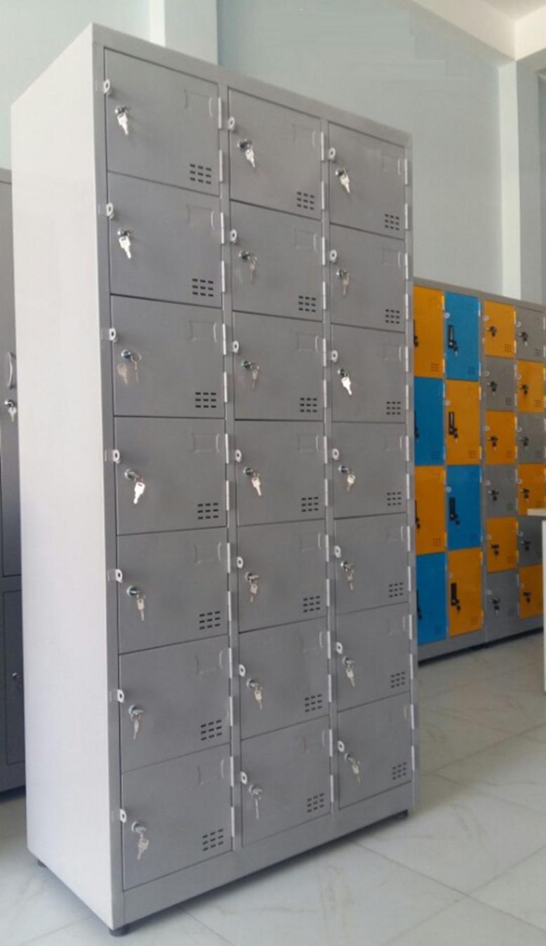Hình ảnh chi tiết cánh cửa dập lỗ thông gió giúp lưu thông không khí trong tủ locker.