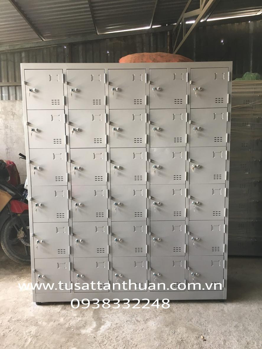 Thiết kế 3 khoang với mỗi khoang 10 ngăn riêng biệt, giúp tổ chức không gian lưu trữ hiệu quả.