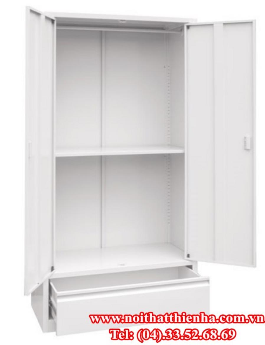 Cấu trúc thông minh với ngăn kéo và suốt treo quần áo giúp tổ chức đồ dùng.