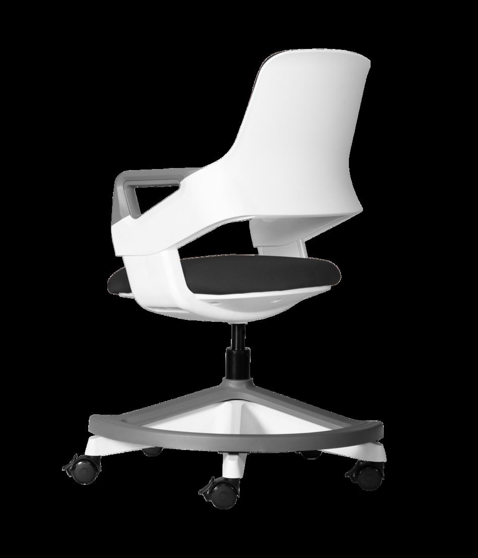 Chân 5 sao vững chắc và bánh xe đôi tương thích cả thảm lẫn sàn gỗ, an toàn cho bé.