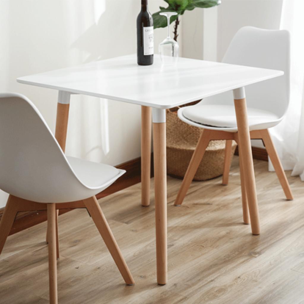 Chân bàn làm từ gỗ Beech tự nhiên bền và chắc chắn.