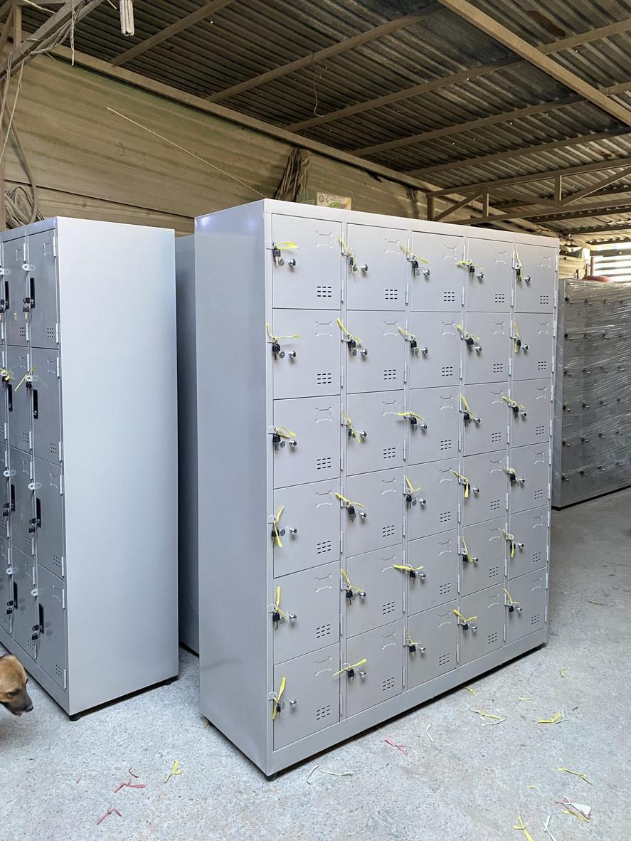 Chân cao su giúp tủ đứng vững và tránh trơn trượt trên mặt sàn.