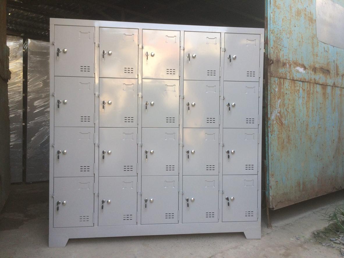 Chân cao su điều chỉnh giúp tủ ổn định và an toàn.