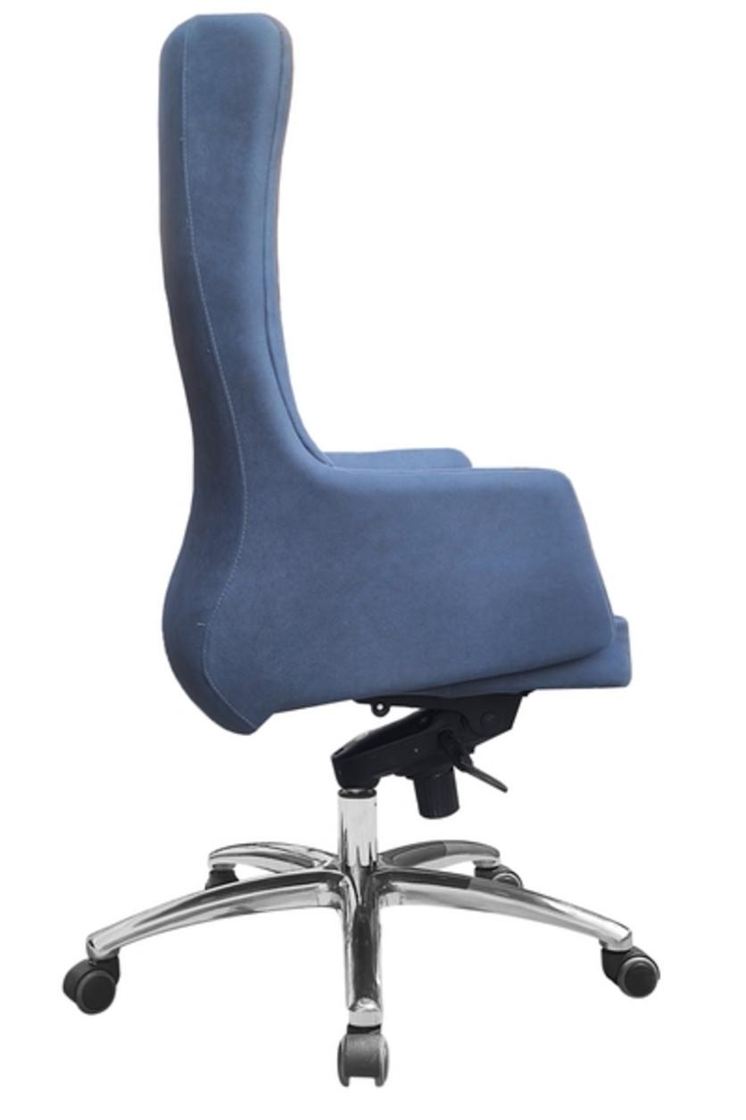 Chân ghế nhôm đúc bền bỉ kết hợp bánh xe PU viền xám giúp di chuyển nhẹ nhàng và ổn định.