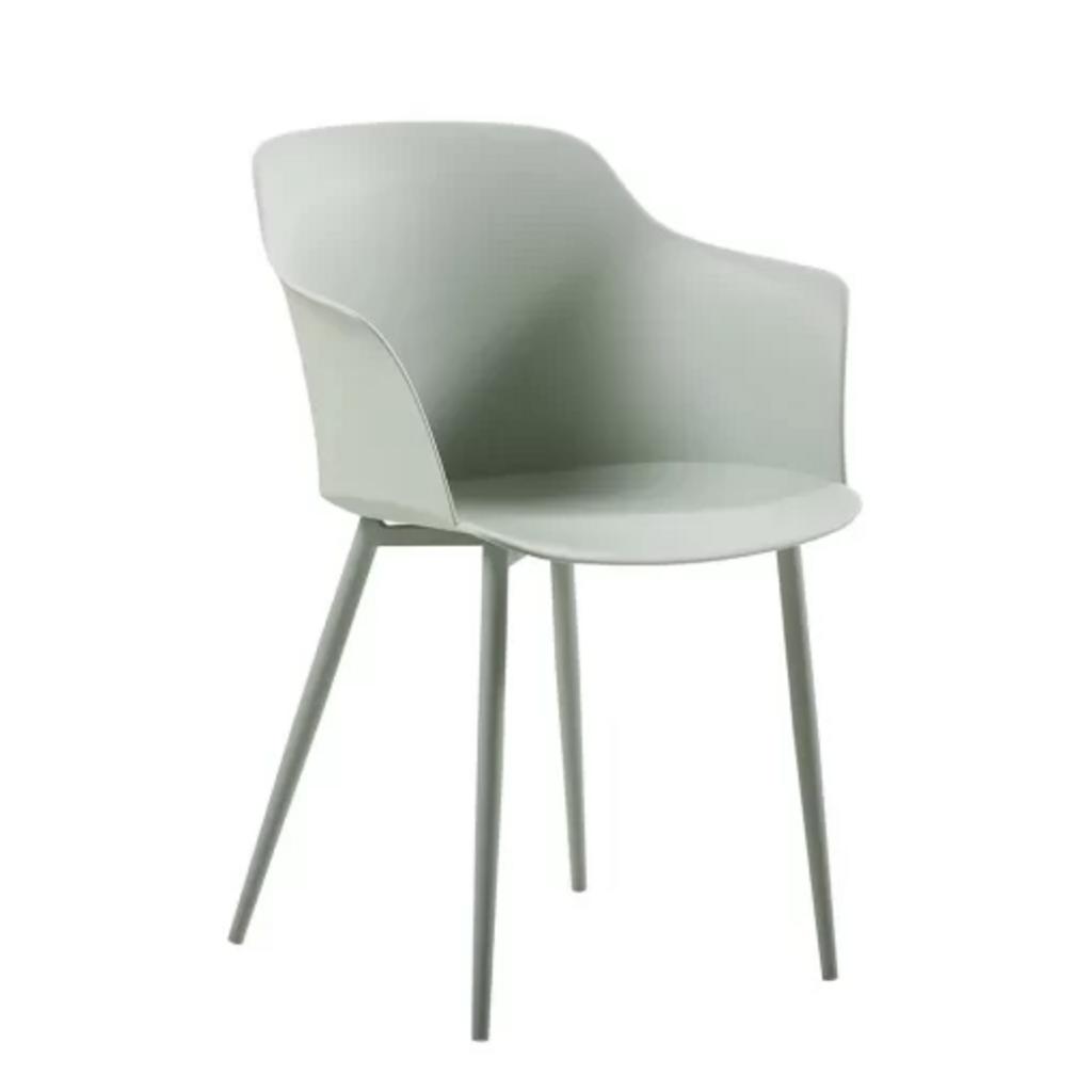 Chân ghế sắt của Ghế 3028 giúp tăng độ bền và sự ổn định.