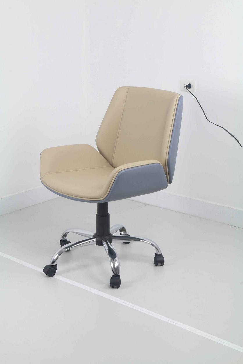 Chân ghế thép xi mạ chrome sáng bóng, vững chắc và hiện đại.