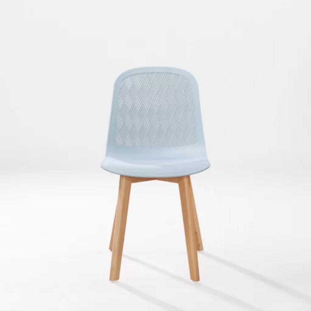 Ảnh cận cảnh chân ghế gỗ Beech tự nhiên với phần bảo vệ chân nhựa chống xước sàn.