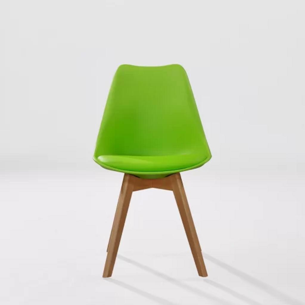 Chân ghế bằng gỗ sồi với lớp sơn PU bóng đẹp và bền chắc.