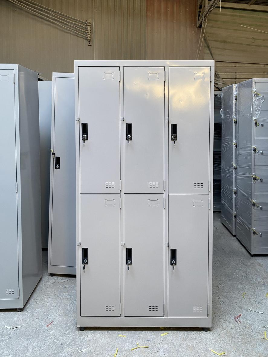 Hình ảnh chân nhựa điều chỉnh được giúp tủ locker đứng vững trên mọi bề mặt.