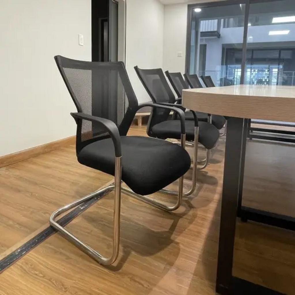 Chân quỳ inox 201 không gỉ giúp tăng tuổi thọ và độ chắc chắn cho Ghế văn phòng DP454.