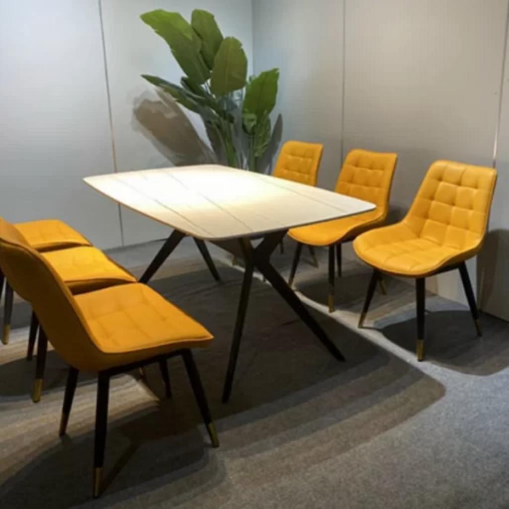 Chân sắt chắc chắn mang lại sự vững chãi cho bàn đá.