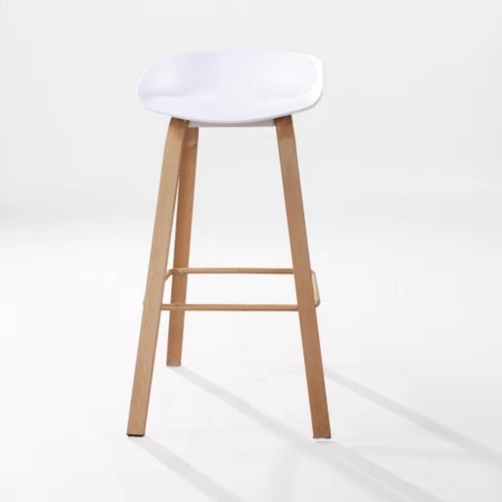 Chân sắt giả gỗ bền bỉ, sang trọng và chắc chắn của Ghế 3020.