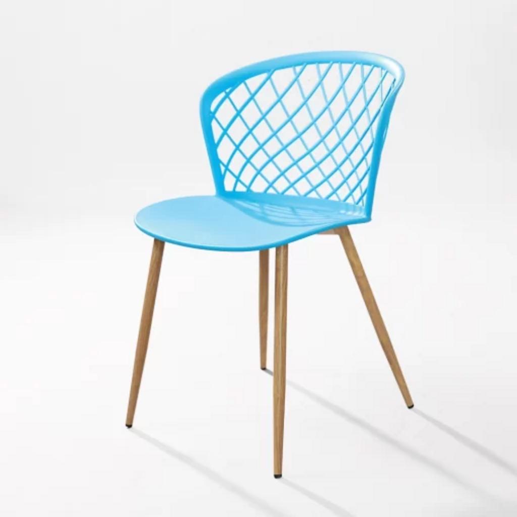 Chân sắt giả gỗ vừa đẹp mắt vừa bền chắc.