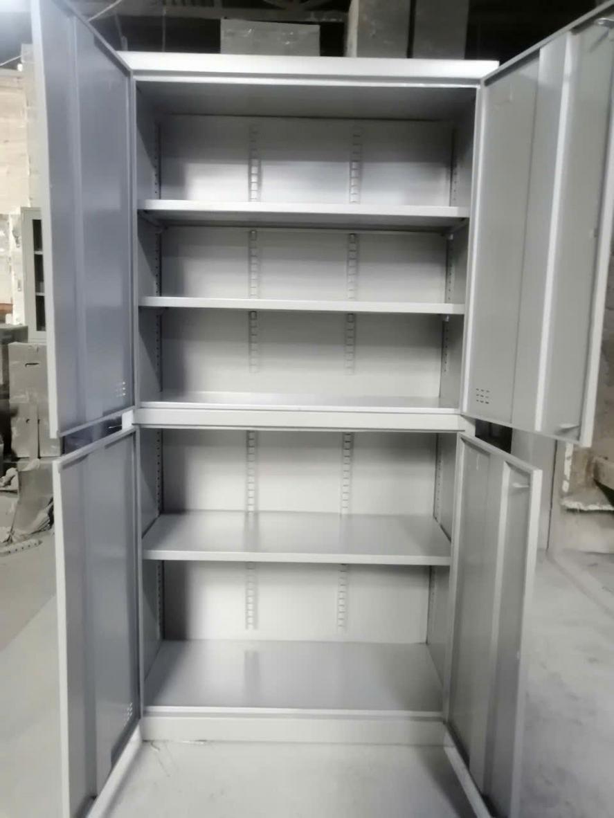 Tôn dày 0.6–0.7mm và sơn tĩnh điện giúp tủ chịu ẩm, hạn chế rỉ sét.