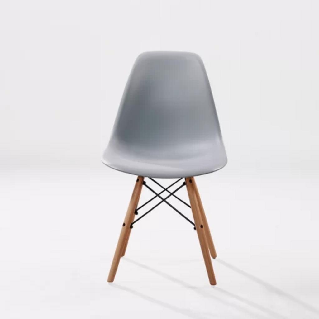 Chất liệu lưng nhựa PP bền đẹp và dễ vệ sinh giúp ghế luôn mới.