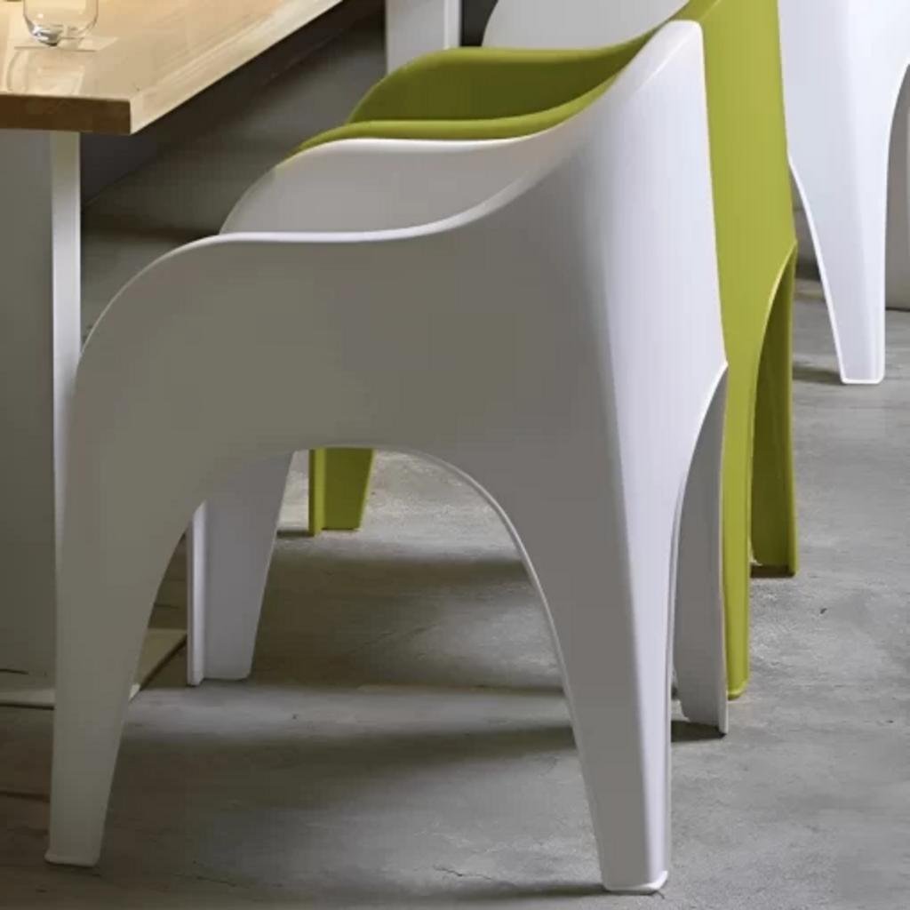 Chất liệu nhựa PP bền bỉ, chống chịu tốt với điều kiện mưa nắng.