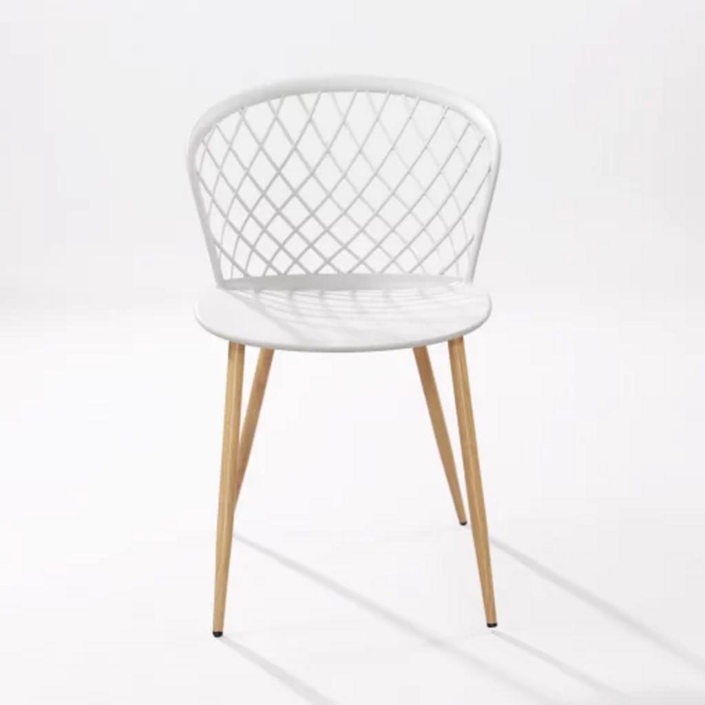 Mặt ghế nhựa PP đúc nguyên khối vừa bền vừa dễ vệ sinh.