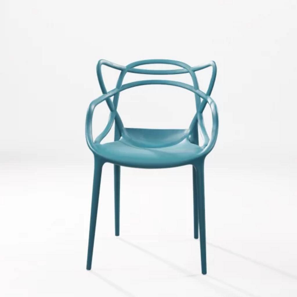 Hình ảnh cận cảnh chất liệu nhựa PP đúc nguyên khối bền bỉ của Ghế 3008.