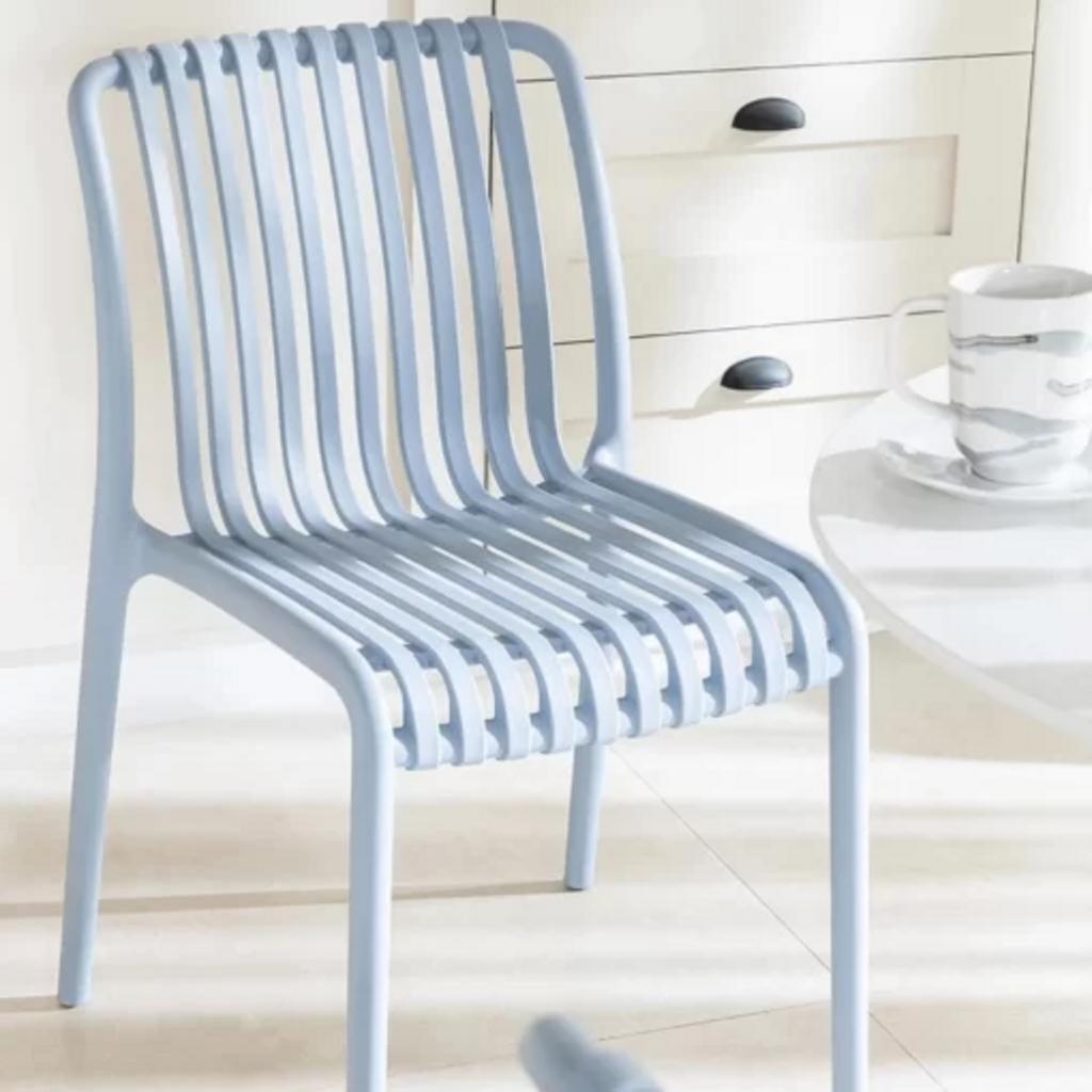 Chất liệu Nhựa PP nguyên khối với bề mặt chống nước, bền bỉ và dễ lau chùi.