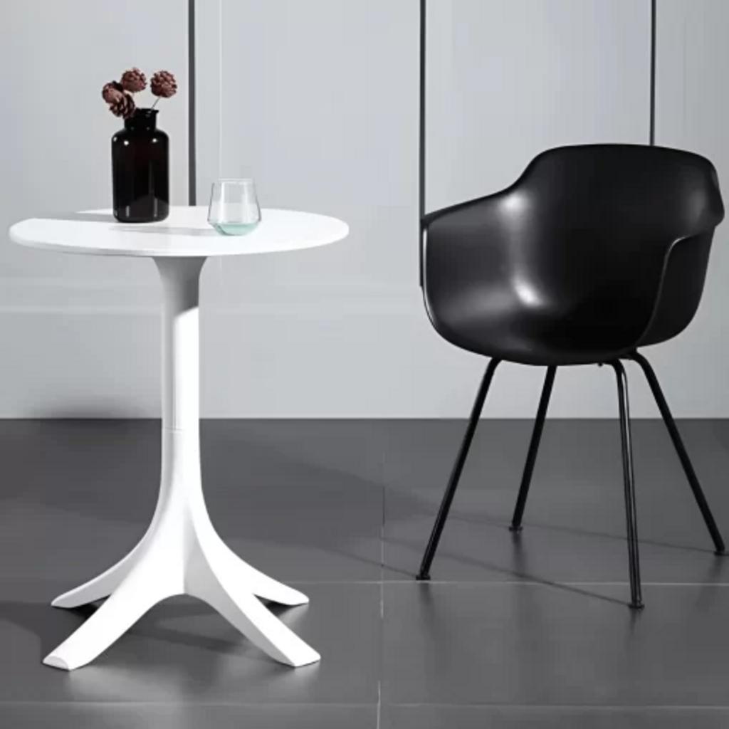 Mặt bàn Bàn 3055 được làm từ nhựa PP nguyên sinh nguyên chiếc, siêu bền và an toàn.