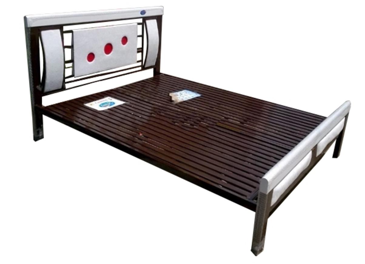 Giường sắt được làm từ sắt hộp 40x80mm bền bỉ, chịu lực tốt.