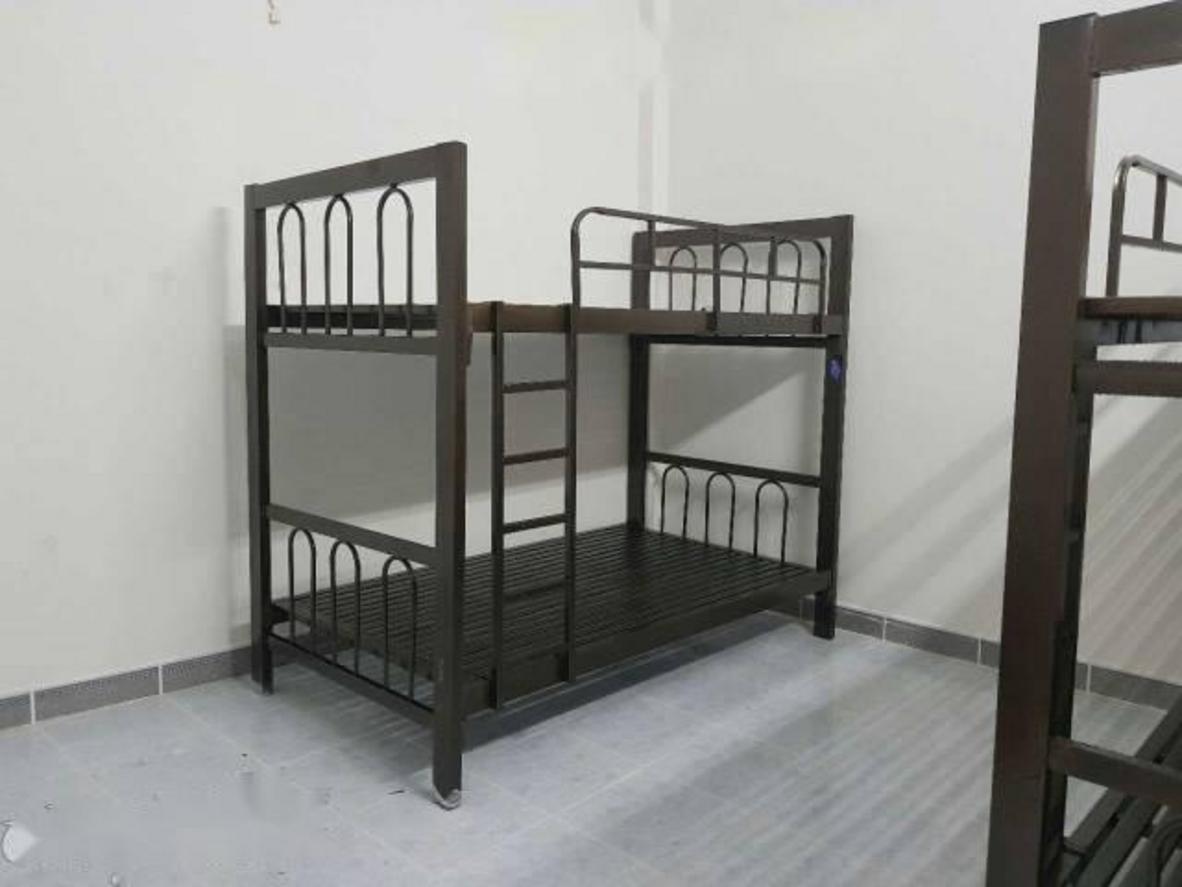 Hình ảnh cận cảnh khung sắt hộp 48mm chắc chắn của giường.