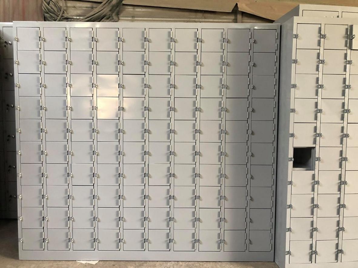 Bề mặt sắt sơn tĩnh điện giúp tủ locker chống ăn mòn và duy trì độ mới lâu dài.