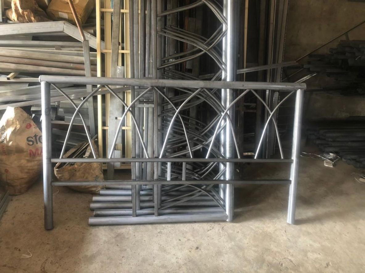 Ảnh cận cảnh chất liệu sắt sơn tĩnh điện cao cấp, chứng minh sự bền bỉ và chống rỉ của sản phẩm.