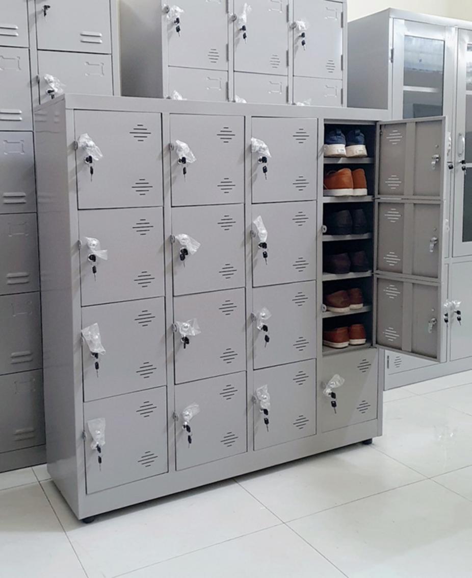 Chất liệu sắt thép dày dặn và sơn tĩnh điện bền bỉ bảo vệ tủ khỏi hao mòn.