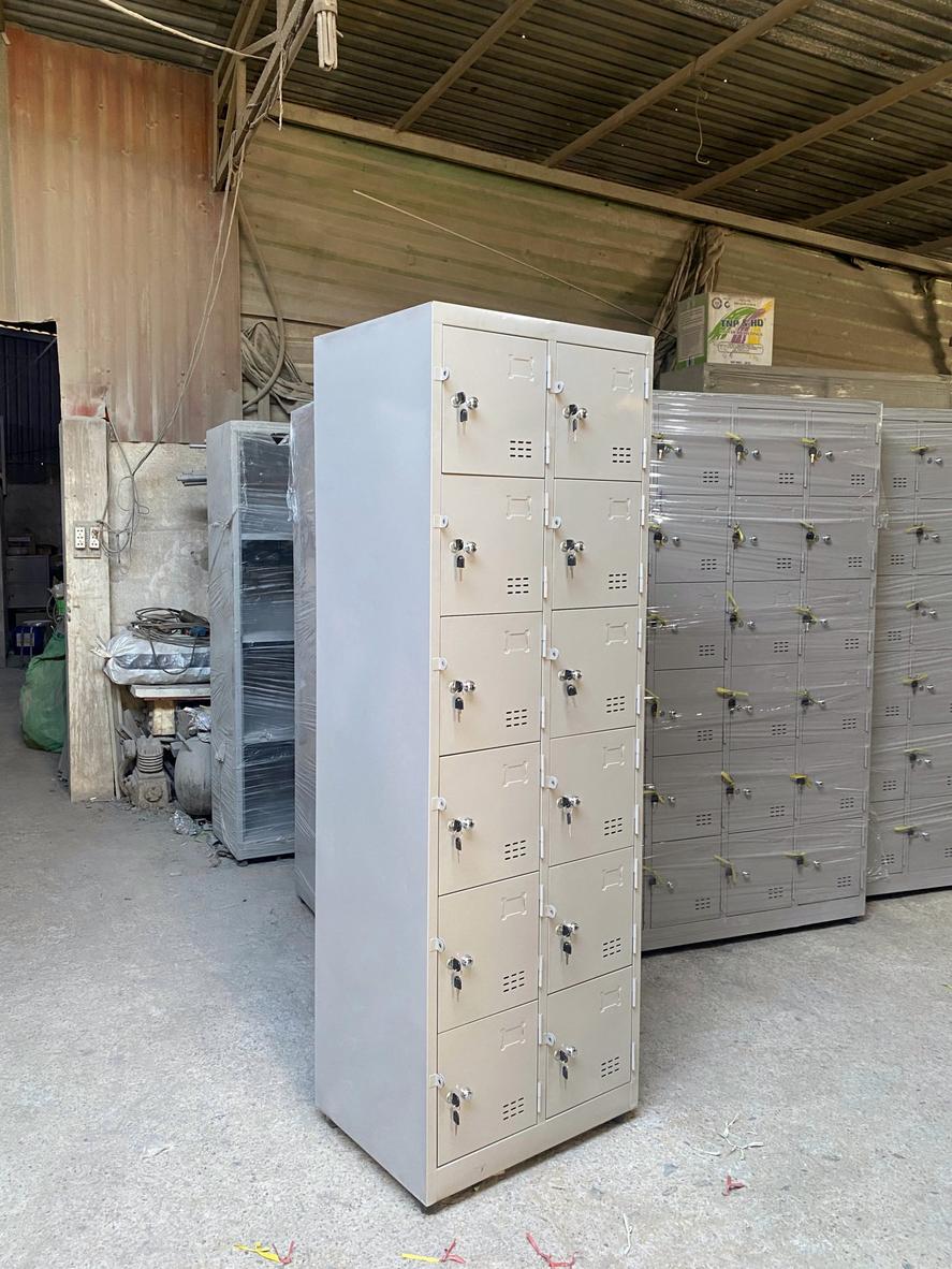 Chất liệu sắt thép dày với lớp sơn tĩnh điện chống rỉ sét gia tăng độ bền cho tủ.