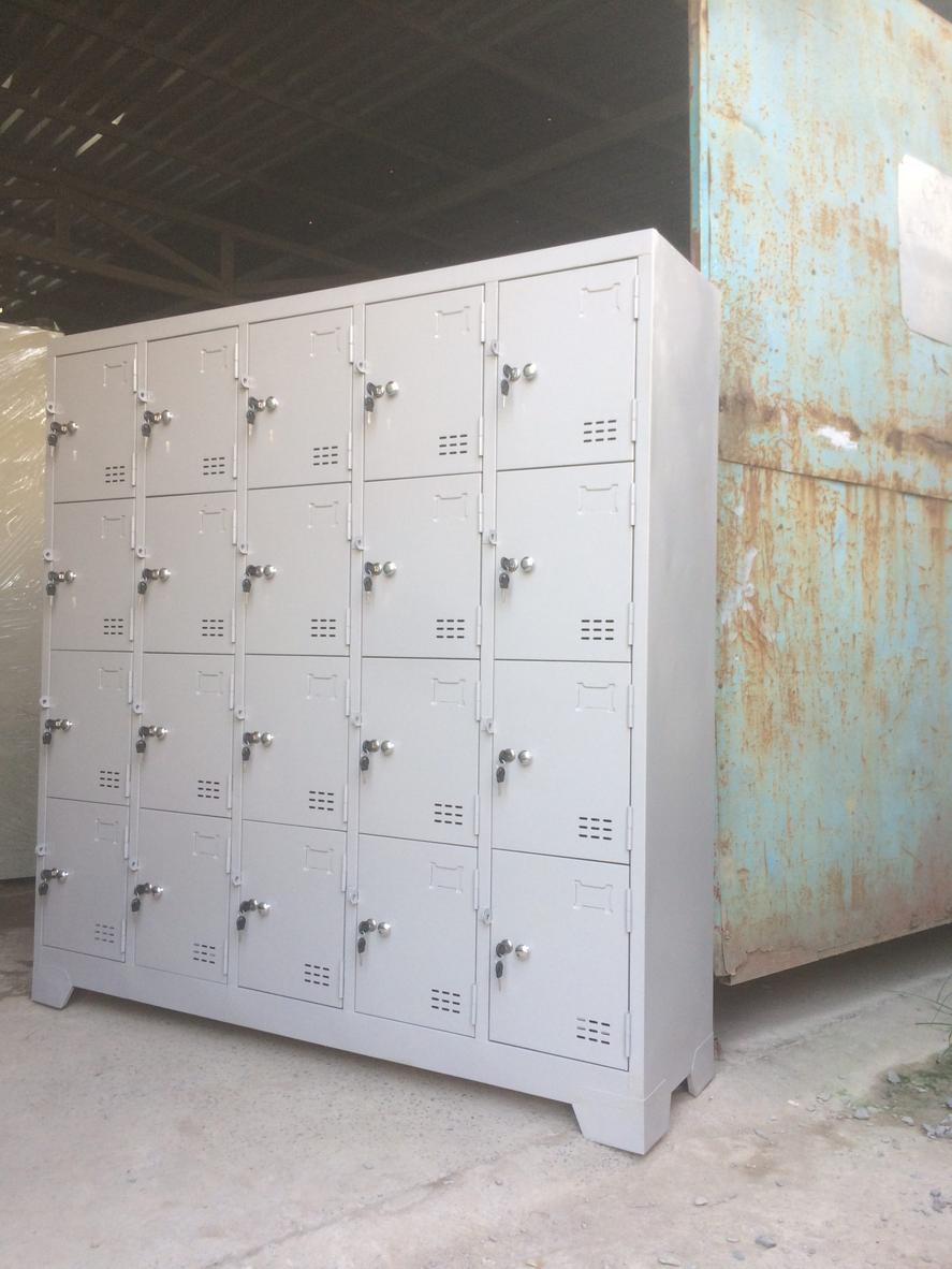 Bề mặt chất liệu sắt thép dày dặn, cứng cáp của tủ locker đảm bảo sự an toàn và bền bỉ.