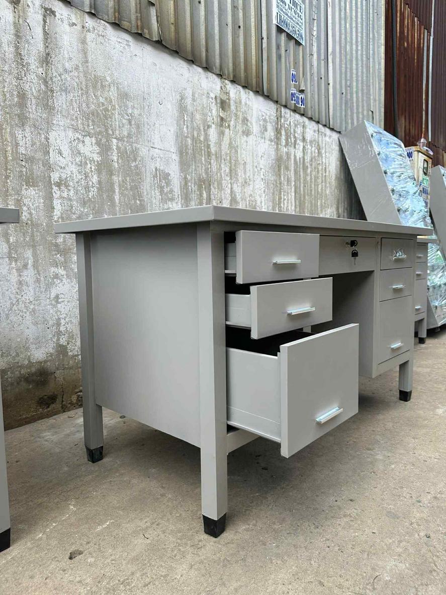 Hình ảnh minh họa phần chất liệu sắt thép dày 0,6-0,7mm bền bỉ của bàn.