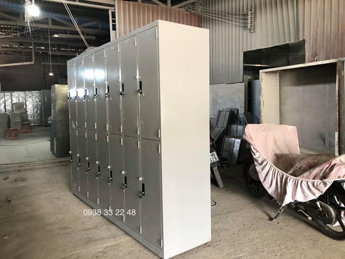 Chất liệu sắt thép dày 0,7mm với lớp sơn tĩnh điện chống gỉ, bền bỉ cho tủ locker.