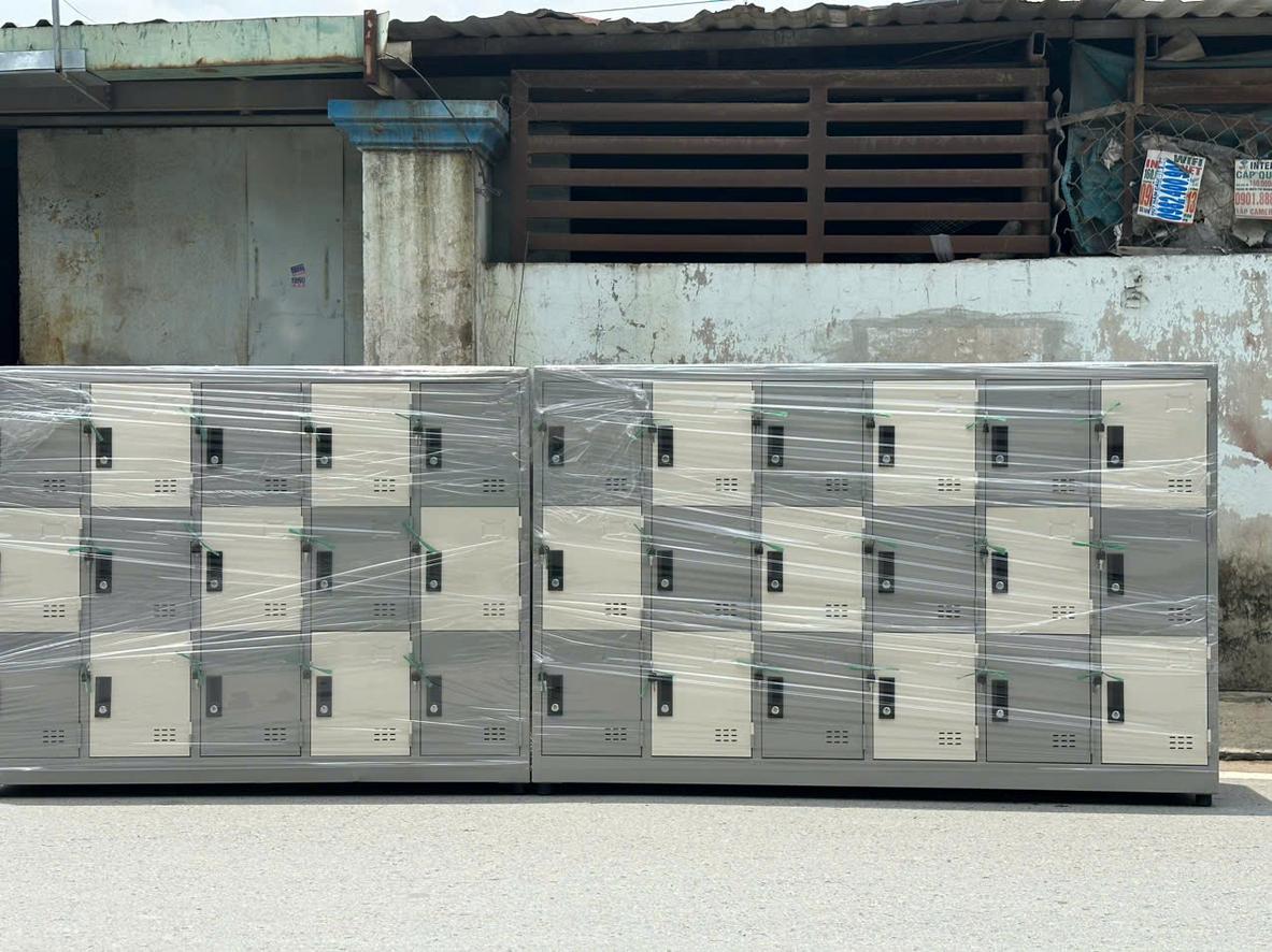Sắt thép dày 0,5-0,7mm chống gỉ sét giúp tủ locker bền lâu và ổn định.