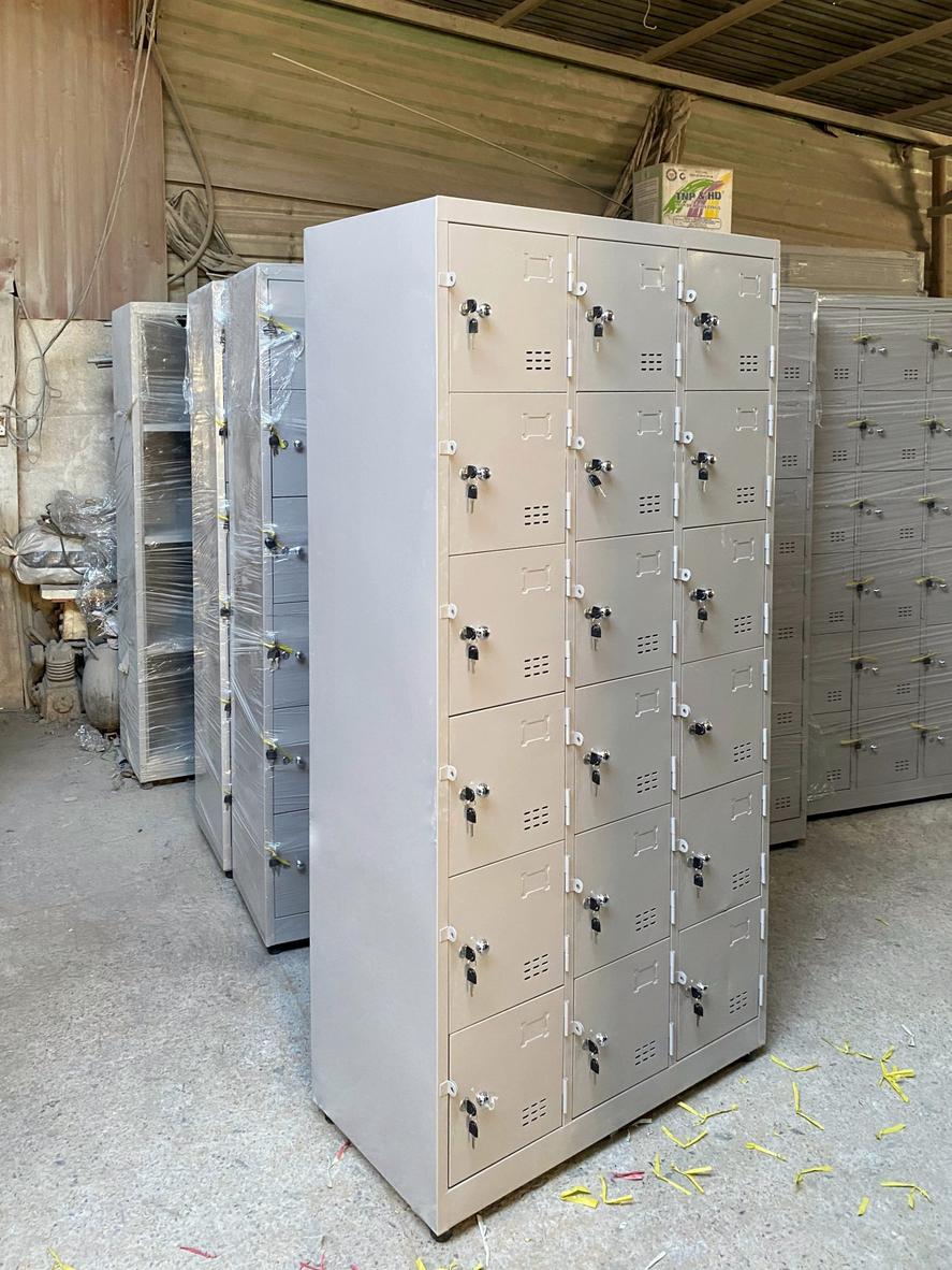 Chất liệu sắt thép dày và lớp sơn tĩnh điện chống gỉ giúp tủ bền bỉ với thời gian.